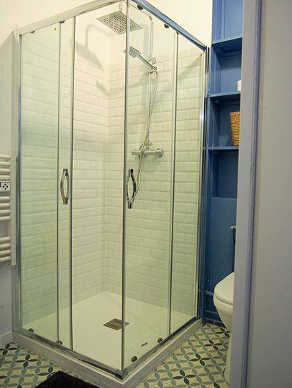 Salle de bain avec douche coworking Nantes centre